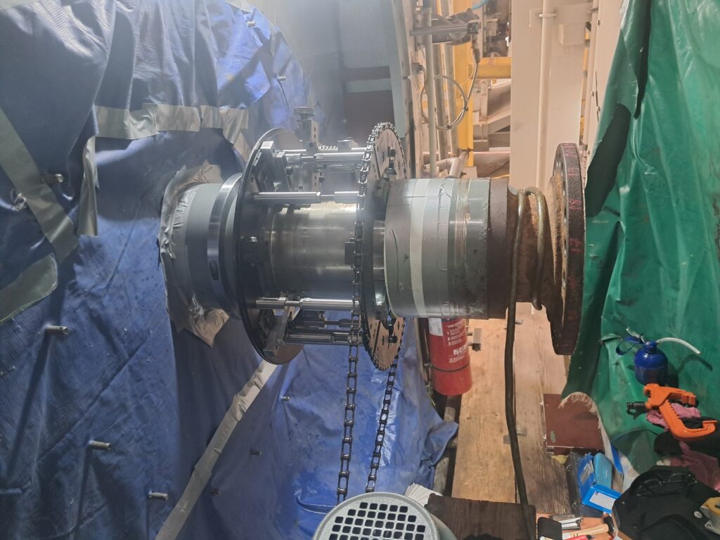 Onsite orbital machining setup for rotor thrust face repair on offshore power generation equipment